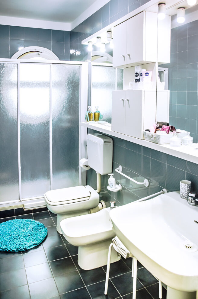 Bathroom-bijouhouse-blue