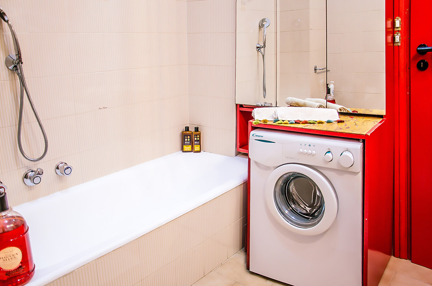 Bathroom-bijouhouse-red-washmaschina