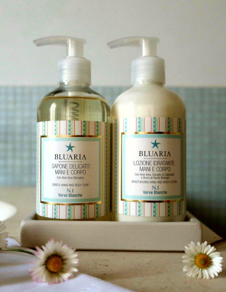 Bluaria-sapone-due-blue-bathroom