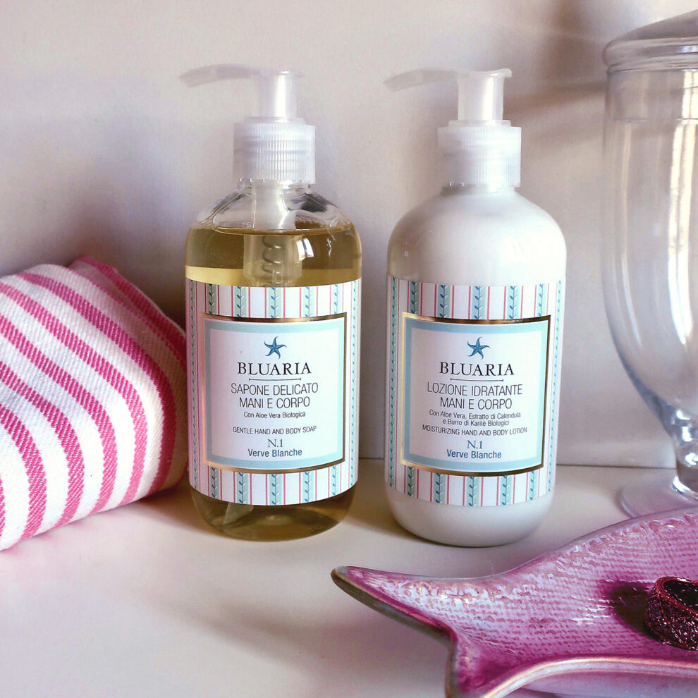 Bluaria-sapone-due-red-bathroom